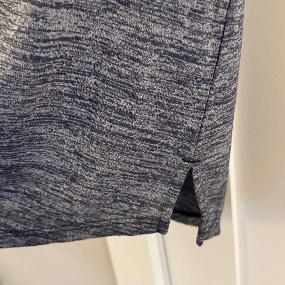 Athleta Breezy Scoop V Neck T Shirt Gray/Black Tunic Length M NEW - Picture 3 of 8